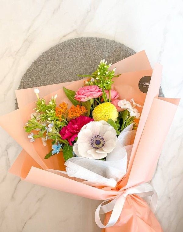 Comment réaliser et fixer des arrangements et des décorations avec des fleurs ?